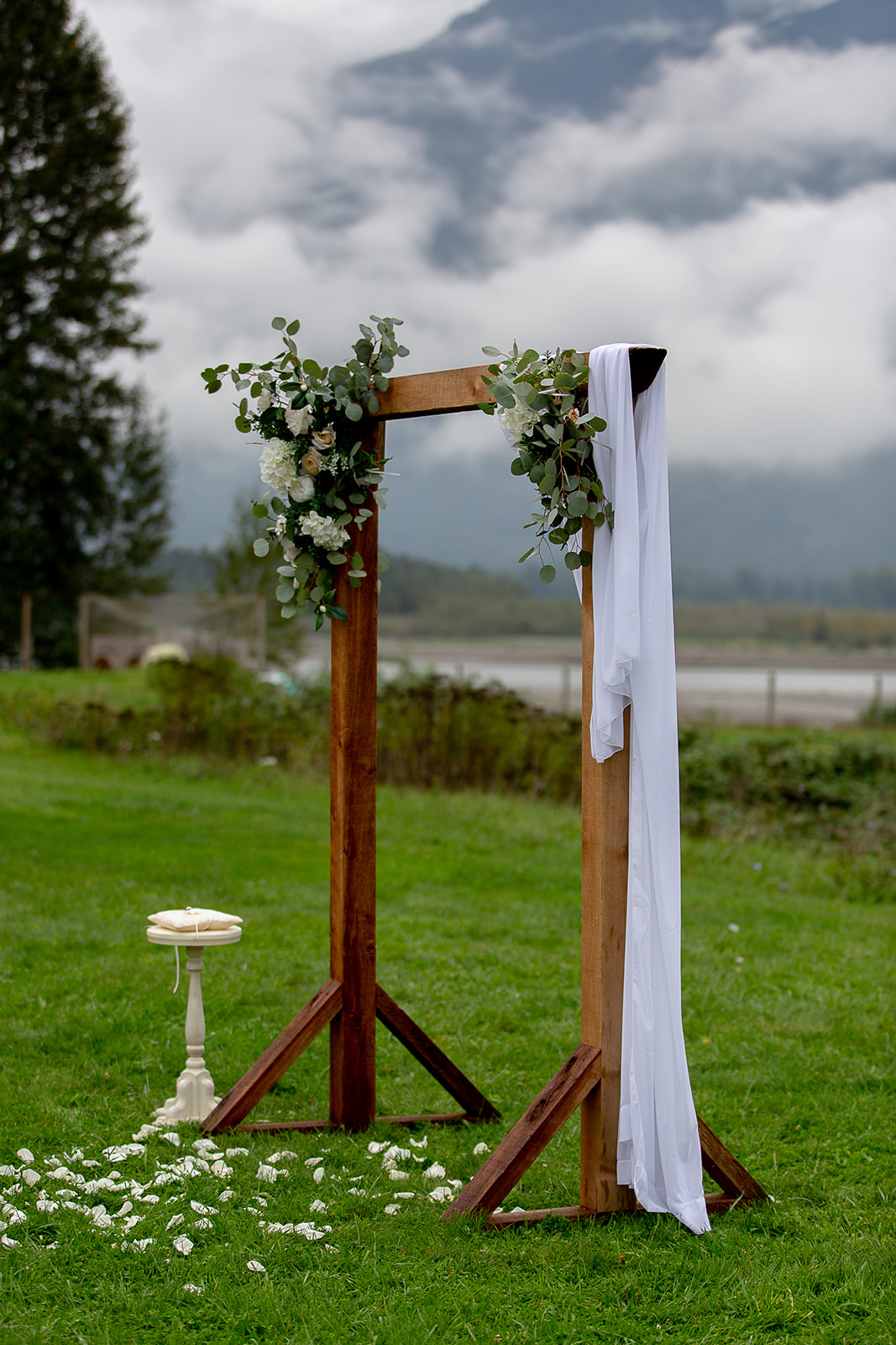 vancouver-wedding-arch-fraser-ridge-lodge